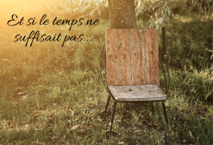 Une chaise en bois vide au pied d’un arbre, éclairée par le soleil couchant, symbolisant le vide laissé par le deuil, le temps qui passe, et l’espace intérieur pour accueillir les pertes invisibles.
