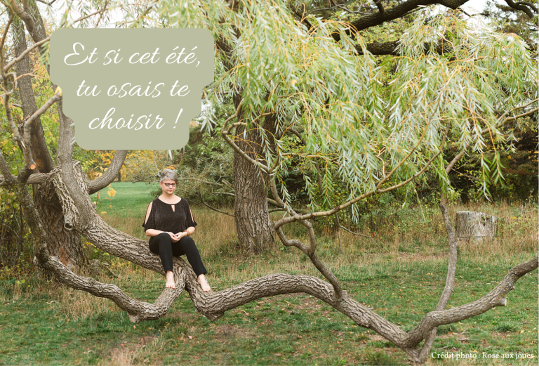 Claudine est assise paisiblement sur une branche d’arbre courbée, entourée d’un feuillage vert tendre, dans un environnement naturel apaisant. Le message « Et si cet été, tu osais te choisir ! » est inscrit en lettres blanches dans un encadré vert doux en haut à gauche. L’image inspire la sérénité, le recentrage sur soi et l’invitation à prendre du temps pour soi.