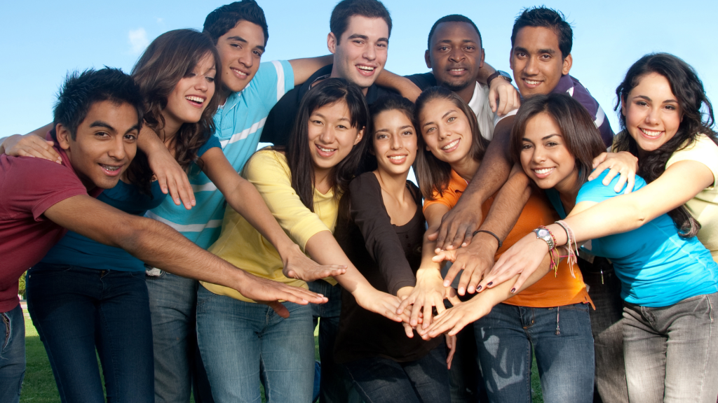 Équipe de travail unie mettant les mains ensemble en signe de solidarité et de collaboration, illustrant la cohésion, le soutien et le mieux-être collectif en entreprise suite à un accompagnement de Claudine Blier Coach spécialisée en deuil et transitions en entreprises.
