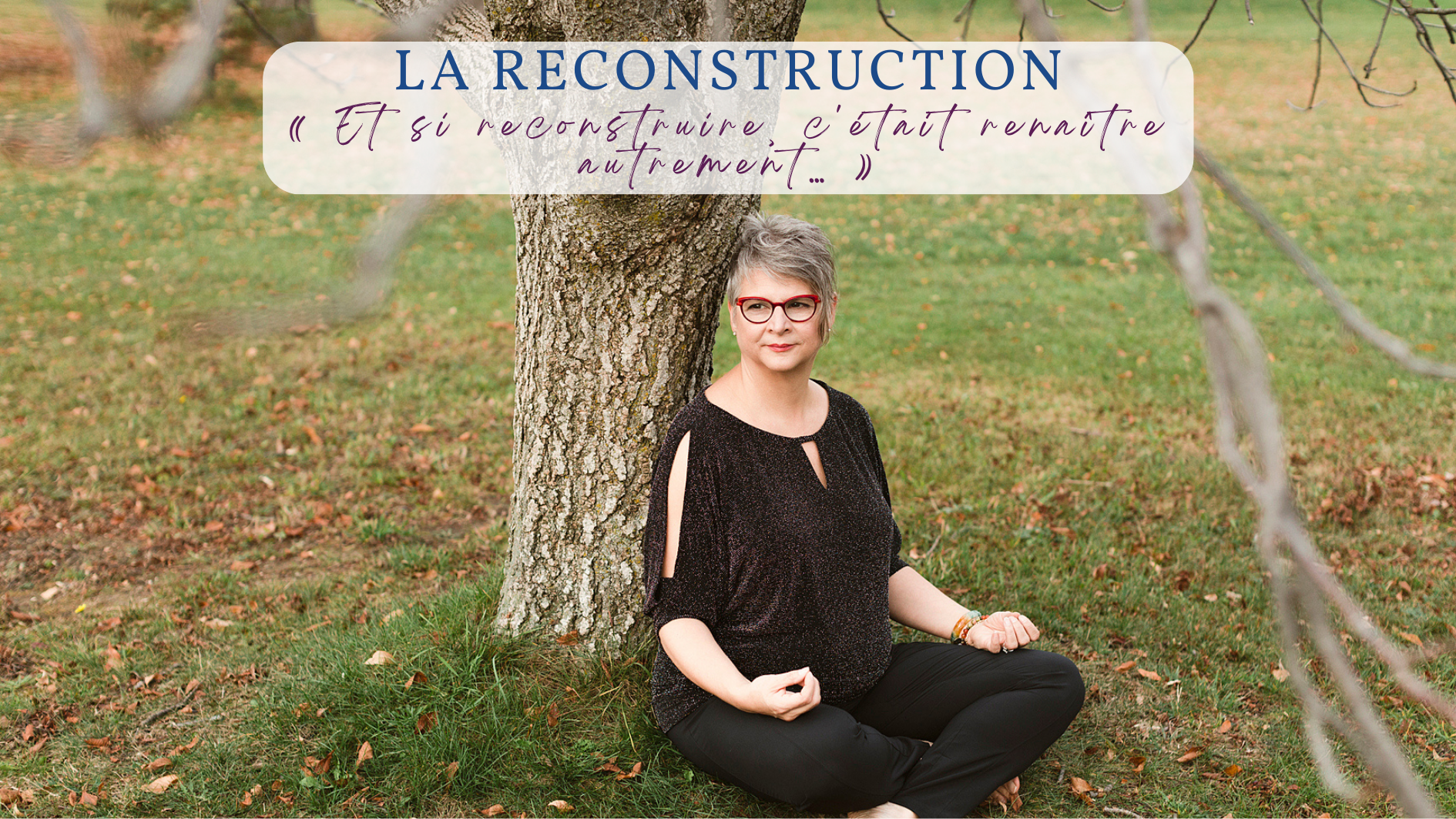 Claudine Blier, coach spécialisée en traversée du deuil et création de lumière, assise au pied d’un arbre dans une posture de méditation, dans un environnement automnal. L’image évoque la paix intérieure, la renaissance et la reconstruction après une période de transition. Une citation inspirante accompagne la scène : « Et si reconstruire, c’était renaître autrement… »