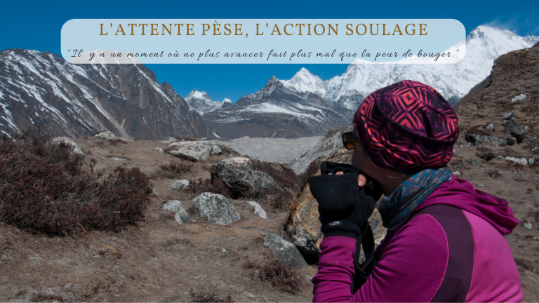 Femme en randonnée dans les montagnes de l’Himalaya, symbolisant le chemin intérieur du deuil. Vêtue de couleurs vives, elle s’arrête pour contempler l’horizon, illustrant le courage de faire un pas à la fois vers la guérison émotionnelle. Image inspirante liée à l’accompagnement du deuil et aux transitions de vie.