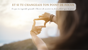 Une femme encadre l’horizon avec ses doigts, formant un rectangle pour simuler un objectif, symbolisant le changement de perspective et le focus sur les forces plutôt que sur la peur, en lien avec les accompagnement de Claudine Blier, coach certifiée spécialisée en traversée du deuil et désencombrement émotionnel.