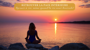 Femme assise en méditation face à un coucher de soleil sur la mer, illustrant la paix intérieure et le retour à soi après une épreuve ou un deuil.