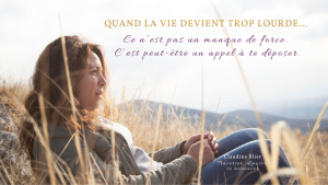 Fatigue intérieure et épreuves de la vie – personne en pause dans la nature symbolisant un moment de transition et de désencombrement émotionnel