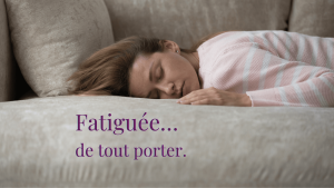 Femme couché sur le divan représentant la fatigue intérieure et le deuil invisible, moment de réflexion et d’épuisement émotionnel