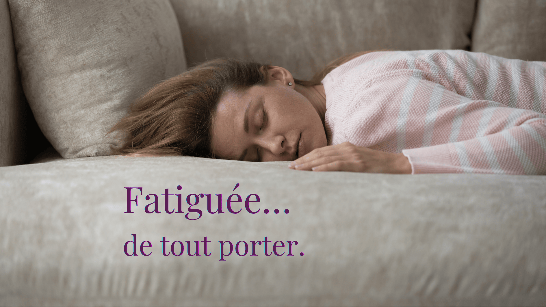 Femme couché sur le divan représentant la fatigue intérieure et le deuil invisible, moment de réflexion et d’épuisement émotionnel