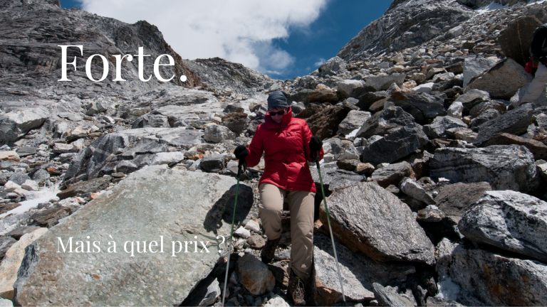 Femme forte qui avance seule sur un terrain rocheux au camp de base de l'Everest, illustrant le poids invisible que portent les femmes fortes en silence.