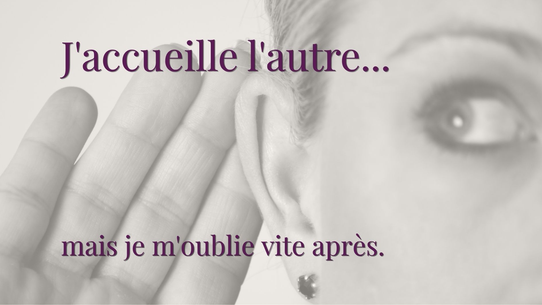 Main près d'une oreille en écoute attentive, illustrant le réflexe d'accueillir l'autre tout en s'oubliant, en lien avec les blocages invisibles qui influencent nos relations par peur du conflit et du jugement.