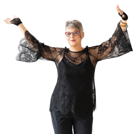 Claudine Blier Coach spécialisée en traversée du deuil et désencombrement émotionnel a les bras dans les airs en guise de liberté